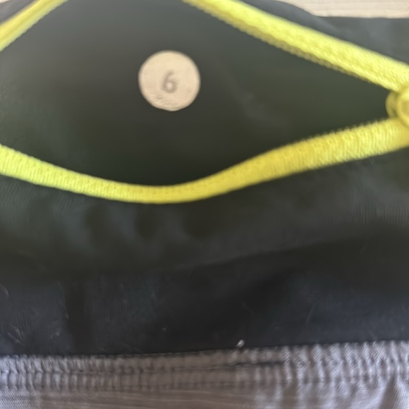 Lululemon speed up shorts . Size 6 - Picture 3 of 4